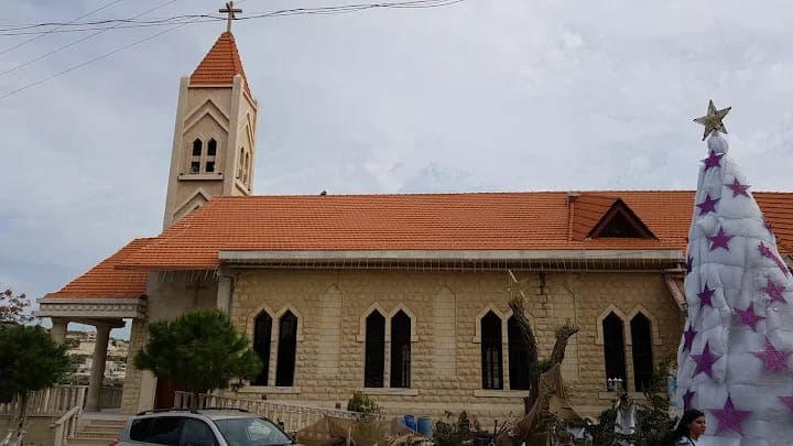 كنيسة سيدة الخلاص وساحة البلدة